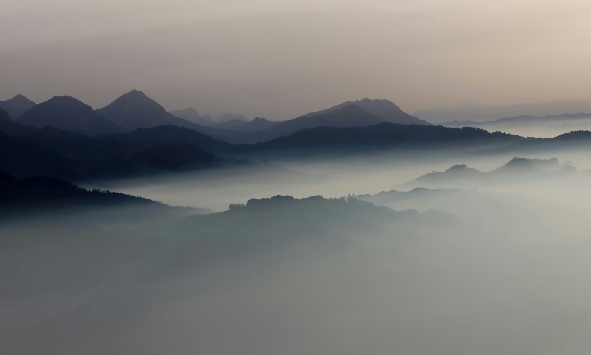 Berglandschaft mit Nebel im Tal aus der Vogelperspektive
